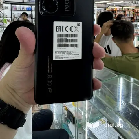 Смартфон POCO M7 Pro 5G - Экран с тонкими рамками и центральным