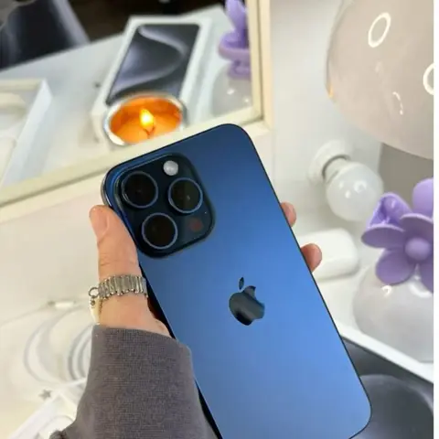 IPhone (серия Pro), цвет синий - Корпус с матовым стеклом и плоскими