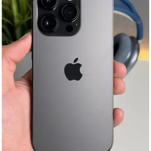 Apple iPhone с тройной системой камер Pro - Корпус: матовое