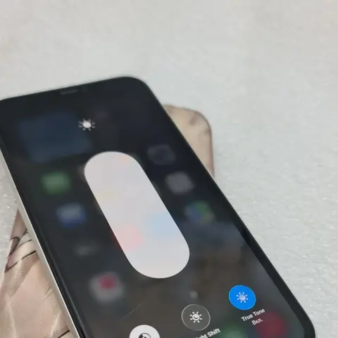 IPhone 11, Б/у, 64 ГБ, Белый, Чехол, 60 %