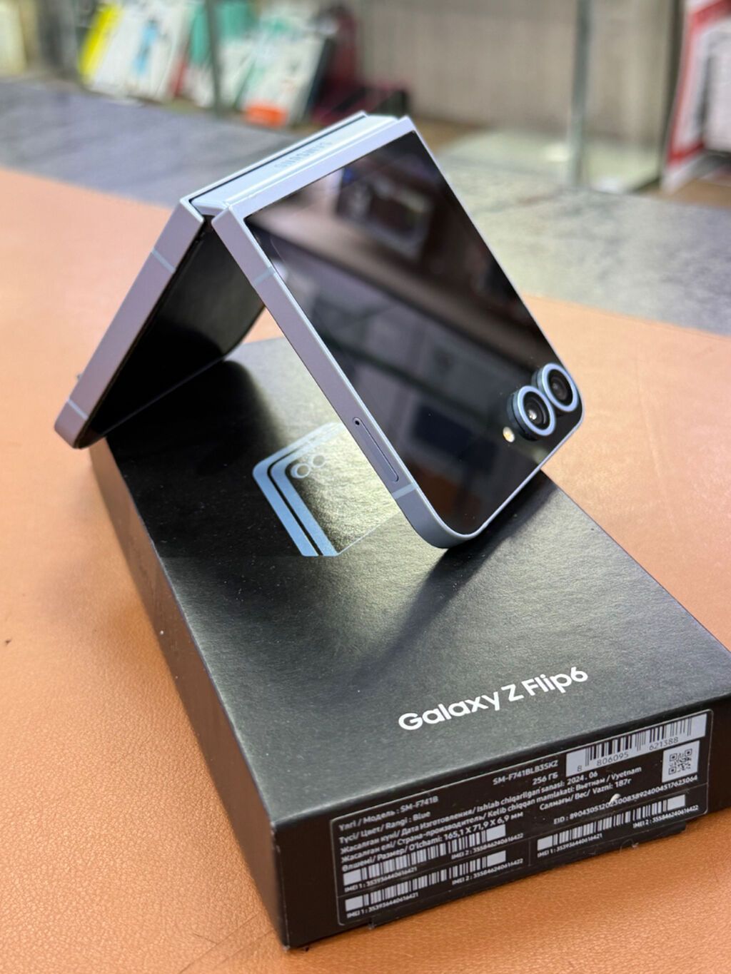 Samsung Galaxy Z Flip6, Б/у, 256 ГБ, цвет - Голубой, В рассрочку