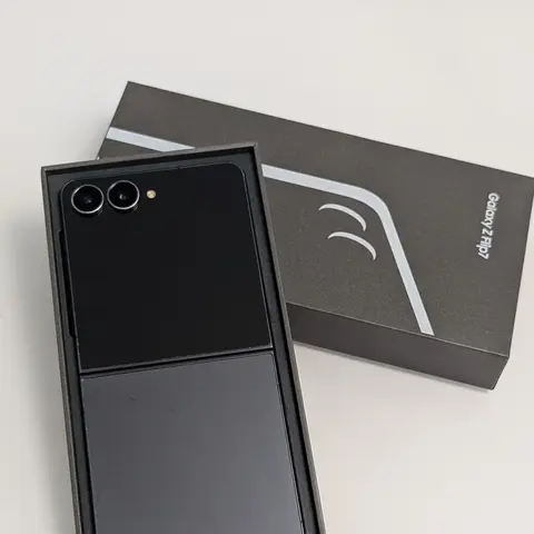 Samsung Galaxy Z Flip7, Б/у, 512 ГБ, цвет - Черный, 2 SIM