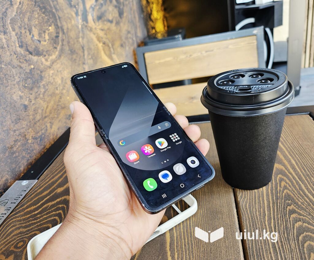 Samsung Galaxy Z Flip6, Б/у, 256 ГБ, цвет - Черный, 1 SIM, 2 SIM, eSIM