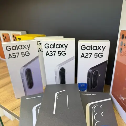 Смартфоны Samsung Galaxy — в фирменных коробках. Модели